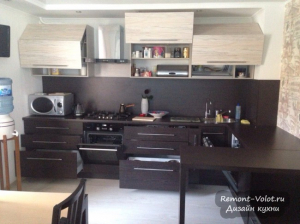 П-образная кухня 10 кв. м с барной стойкой и неудачно расположенной посудомойкой