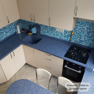 Маленькая бежевая кухня 5,7 кв. м с синим столом-подоконником (без холодильника)