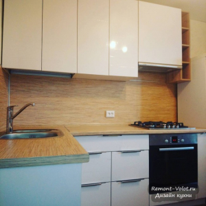 Дизайн недорогой белой кухни 8 кв. м с деревянными столешницей и фартуком (9 фото)