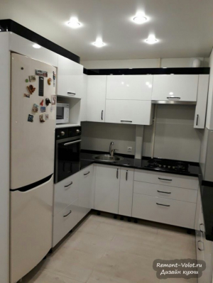 П-образная чёрно-белая кухня 8 кв м с холодильником и морозильником в нише