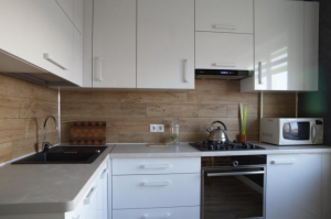 Интерьер белой кухни 8,3 кв м с кирпичной стеной и посудомоечной машиной в Минске