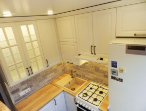 Дизайн белой кухни 6 кв м с холодильником, посудомойкой и шкафами до потолка