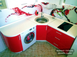 Дизайн красно-белой кухни 10 кв м со скинали в современном стиле
