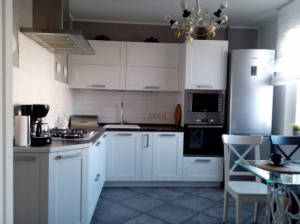 Дизайн белой кухни 10 кв м  с черной столешницей: модель «Лимба» от Геос Идеал