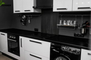 Черно-белая кухня в стиле лофт с современной фурнитурой