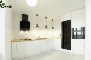 Белая кухня в скандинавском стиле со столешницей из шпона дуба