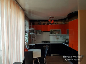 Оранжевая кухня 8 кв м со стиральной машиной и ПММ, объединение с гостиной