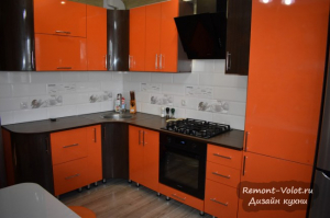 Оранжевая кухня 11 кв м с газовой колонкой в шкафу в частном доме