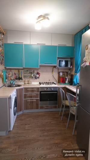 Бирюзовая кухня 6 кв с холодильником, стиралкой и барной стойкой под окном