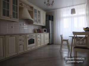 Дизайн классической бежевой кухни 15 кв м с патиной в Краснодаре (+ видео обзор)