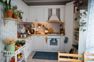 Интерьер П-образной белой кухни 12 кв м в скандинавском стиле