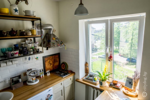 Маленькая бежевая кухня 6 кв м в квартире в стиле лофт