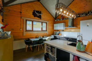 Дизайн уютной кухни 15 кв м в деревянном доме в стиле шале
