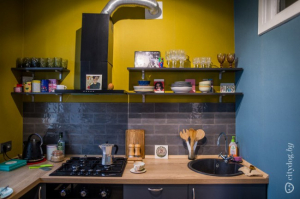 Дизайн маленькой кухни 6 кв м с барной стойкой у окна и желтой стеной
