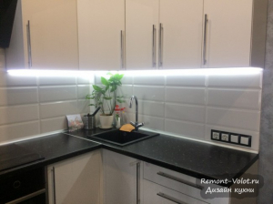 Черно-белая кухня студия  27 кв м с барной стойкой