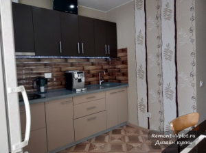 Современная кухня 10 кв м кофейного цвета с выходом на балкон. За 240 тыс в Тюмени
