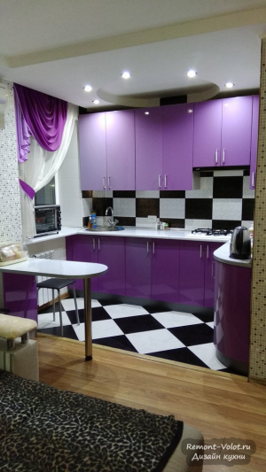 Фиолетовая кухня-гостиная в хрущевке. Встроили газовую колонку и стиральную машину