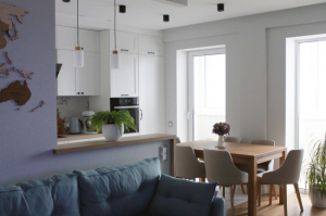 Дизайн белой кухни-гостиной в скандинавском стиле с окнами в пол