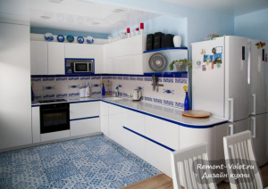 Дизайн белой кухни 12 кв м с синим акцентом и расписным фартуком