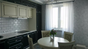 Угловая черно-белая кухня 12 кв в стиле неоклассика