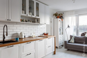 Белая прямая кухня-гостиная с отделкой от застройщика