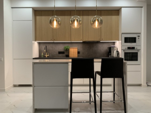 Кухня с островом и комбинированными фасадами из Ikea