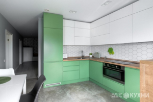Двухцветная кухня 12 кв м с белыми и зелеными фасадами, барной стойкой и грифельной стеной