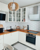Угловая белая кухня 8 кв м с телевизором и посудомоечной машиной