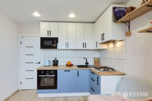 Угловая бело-голубая кухня ЗОВ 9 кв м с диваном и посудомоечной машиной