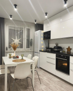 Белая угловая кухня 13 кв м из Икеа в современном стиле
