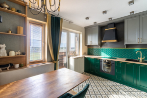 Стильная кухня изумрудного цвета с выделенной обеденной зоной
