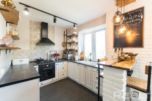П-образная белая кухня в стиле лофт — объединение с гостиной в хрущевке