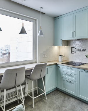 Маленькая светло-бирюзовая кухня в скандинавском стиле