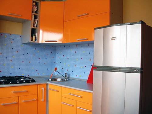 Оранжевая угловая кухня 7,5 кв.м (15 фото)