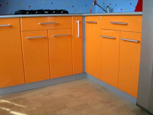 Оранжевая угловая кухня 7,5 кв.м (15 фото)