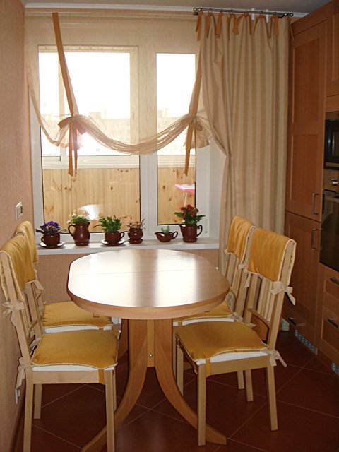 Персиковые римские шторы на кухню (10 фото)