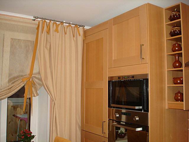 Персиковые римские шторы на кухню (10 фото)