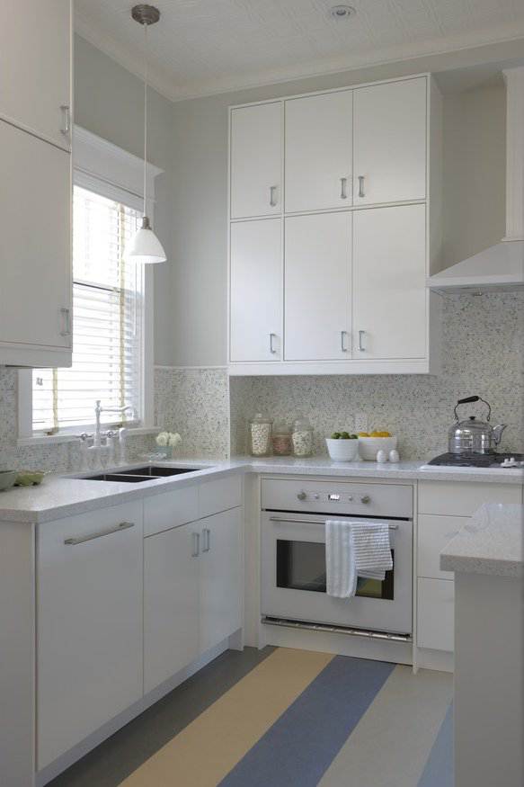 Дизайн белой кухни с островом 12 кв.м (7 фото)