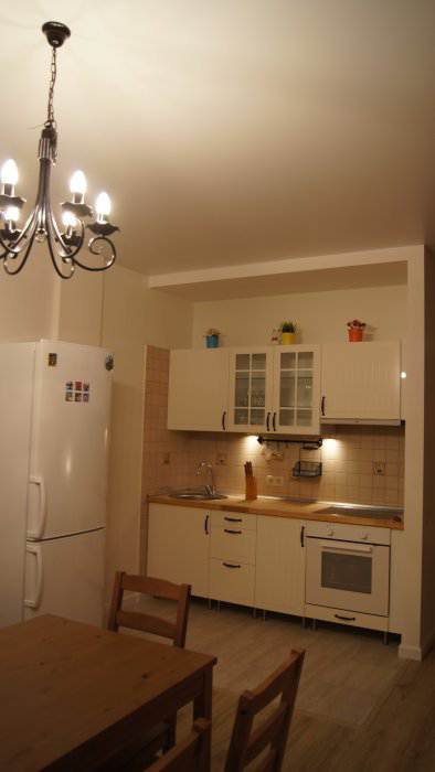 Дизайн белой прямой кухни-столовой 17 кв.м (10 фото)