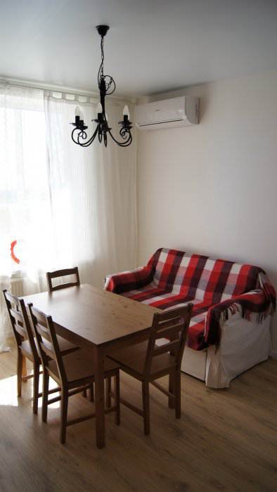 Дизайн белой прямой кухни-столовой 17 кв.м (10 фото)