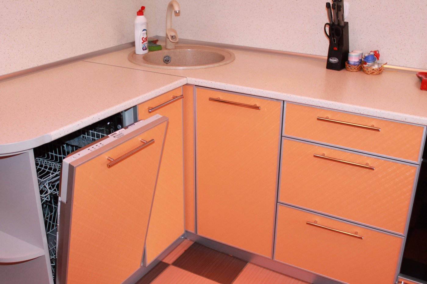 Оранжевая столешница для кухни