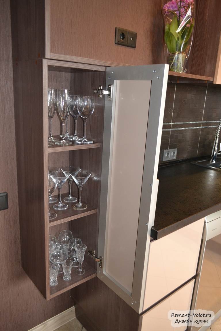 шкаф для бокалов на кухне