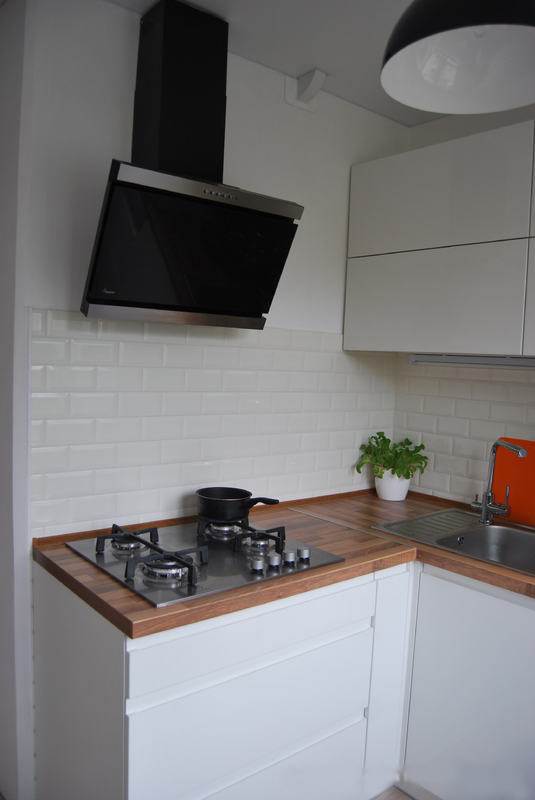 Кухонный гарнитур со встроенной техникой для маленькой кухни фото