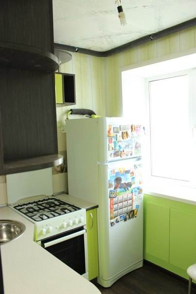 Белый холодильник на кухне
