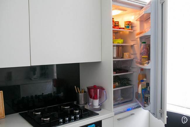 Встроенный холодильник на белой кухне