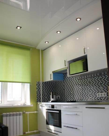 Натяжной потолок на кухне: дизайн, материал, освещение