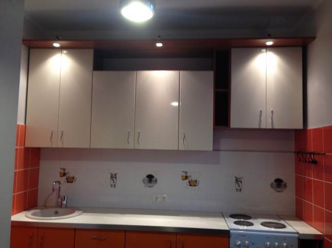 Точечные светильники над кухней