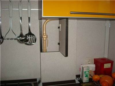 Как спрятать газовые шланги на кухне фото