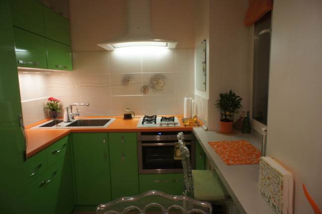 Зеленая кухня из МДФ с оранжевой столешницей