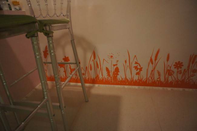 Оранжевый рисунок на стенах